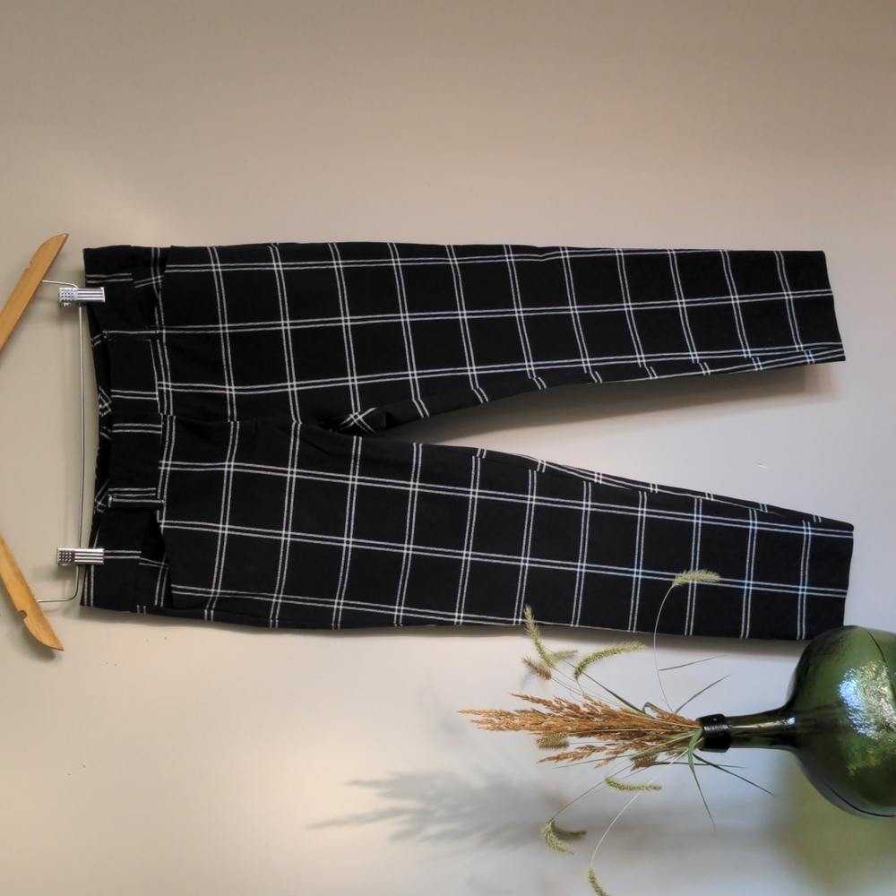 LIKE NEW! NY&CO Cropped dress pant Size 6